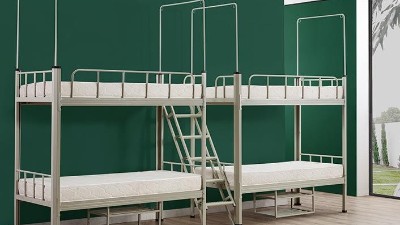 有安全感的学生上下铺床